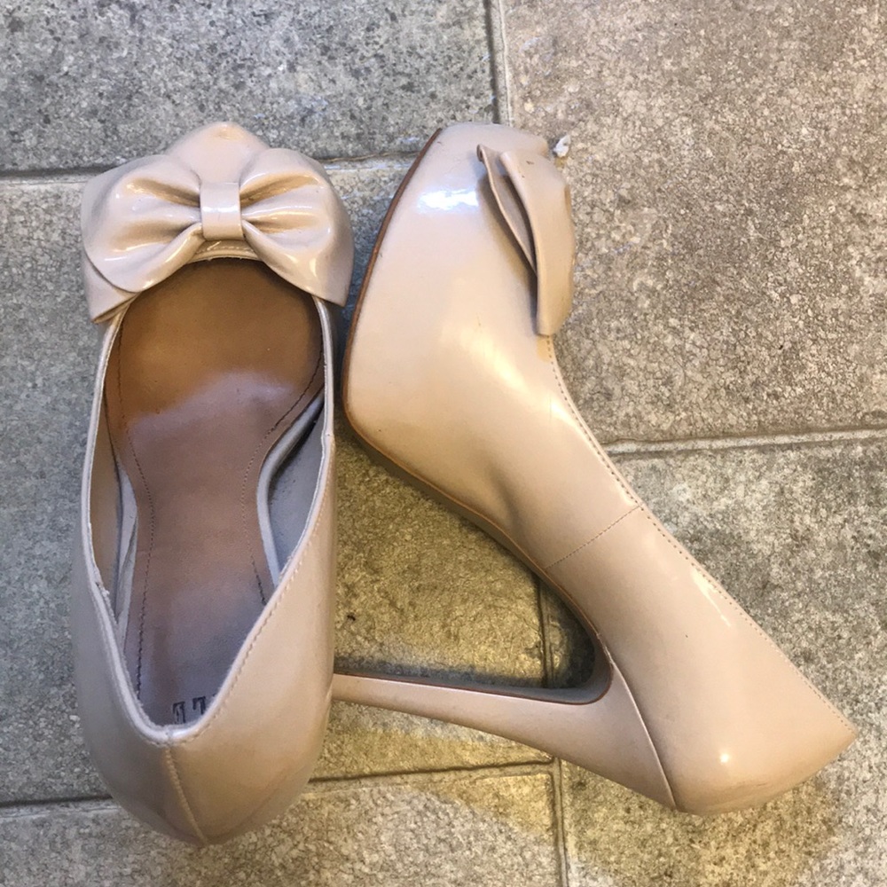 Elle bow pumps